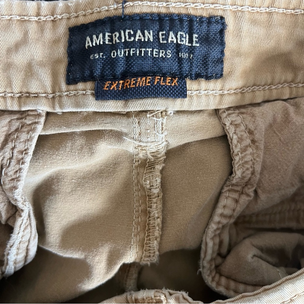 American Eagle Outfitters Men's Khaki Shorts Cargo Style Sz 32 Extreme Flex - Picture 3 of 9